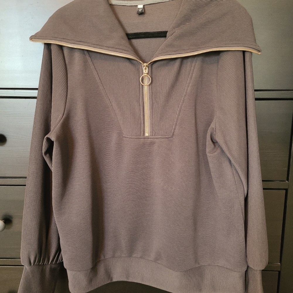 Amazon, Varley-style zip sweatshirt white & grey